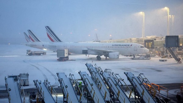 pesawat-gagal-terbang-akibat-salju-lebat-jeju-lumpuh