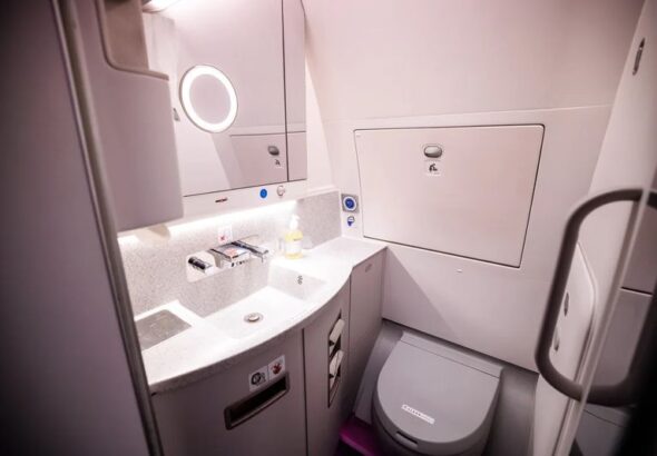 cara-kerja-toilet-pesawat-saat-penumpang-menyiram