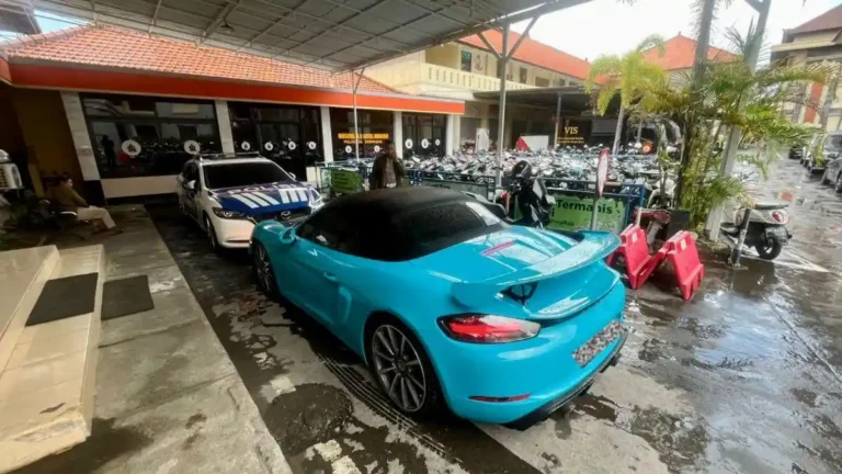 drift-porsche-nusa-dua-bali-viral-turis-rusia-ditilang