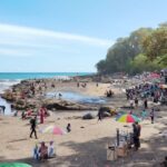 pantai-karang-hawu-sukabumi-diserbu-wisatawan
