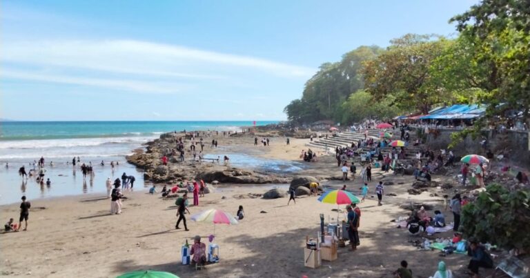 pantai-karang-hawu-sukabumi-diserbu-wisatawan