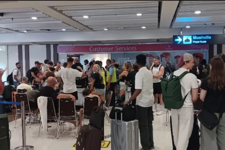 penumpang-tertahan-di-bandara-ngurah-rai-akibat-konflik-iran