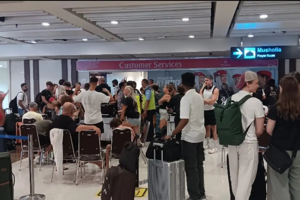 penumpang-tertahan-di-bandara-ngurah-rai-akibat-konflik-iran