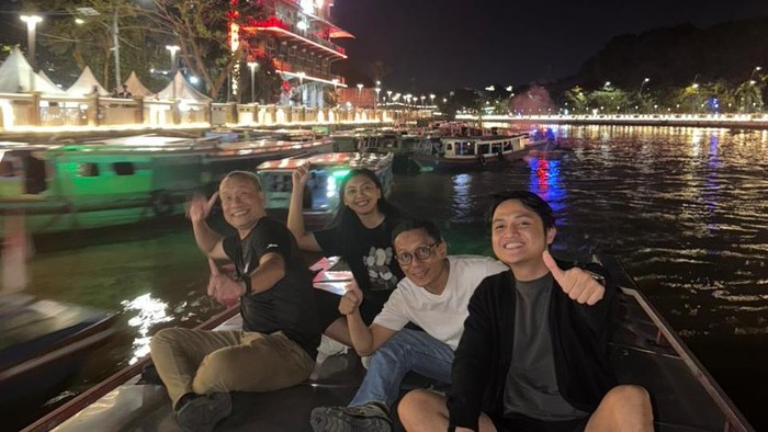 pesona-sungai-martapura-keindahan-malam-dan-realita-pagi-di-banjarmasin