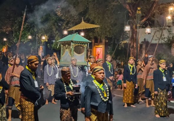 viral-kirab-1-suro-mangkunegaran-ini-aturan-busananya