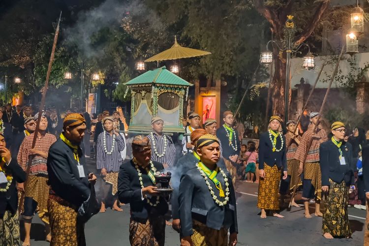 viral-kirab-1-suro-mangkunegaran-ini-aturan-busananya