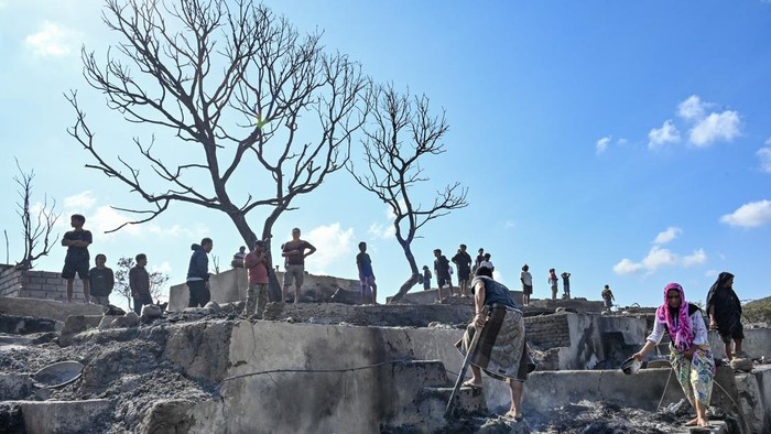 kebakaran-desa-adat-sade-hanguskan-rumah-dan-pusaka
