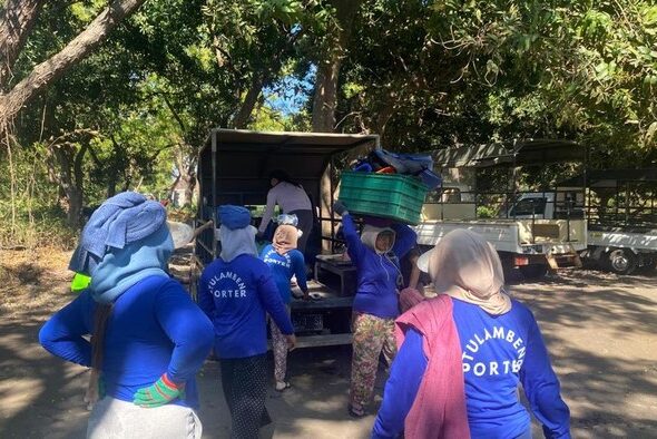 porter-pantai-tulamben-banjir-order-saat-turis-ramai-diving