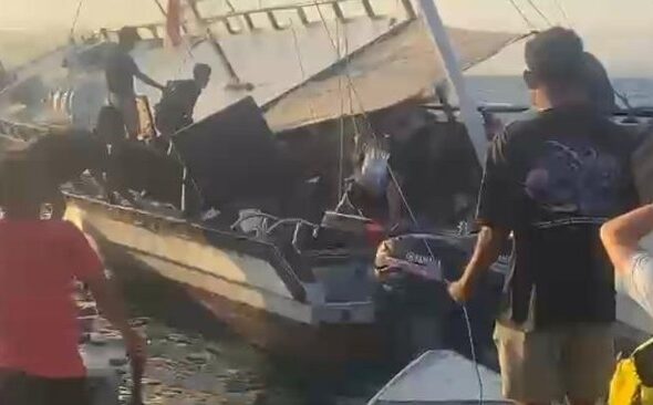 kapal-pinisi-yukai-tenggelam-di-labuan-bajo-turis-dievakuasi