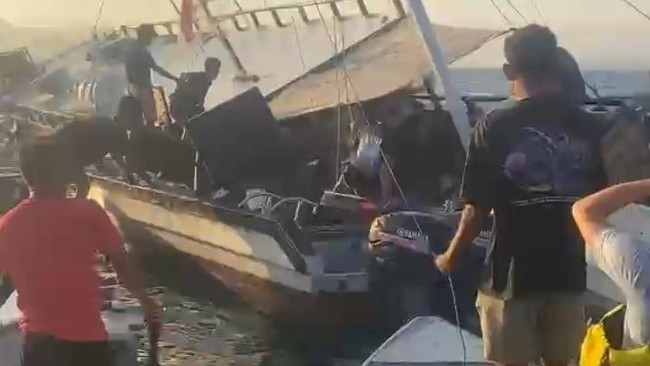 kapal-pinisi-yukai-tenggelam-di-labuan-bajo-turis-dievakuasi